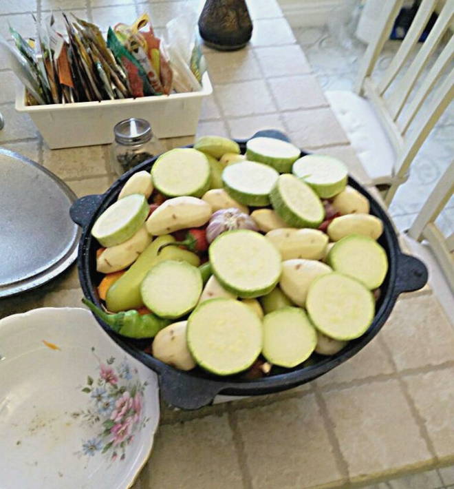 Мясо с овощами в собственном соку в казане