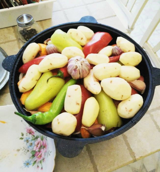 Мясо с овощами в собственном соку в казане