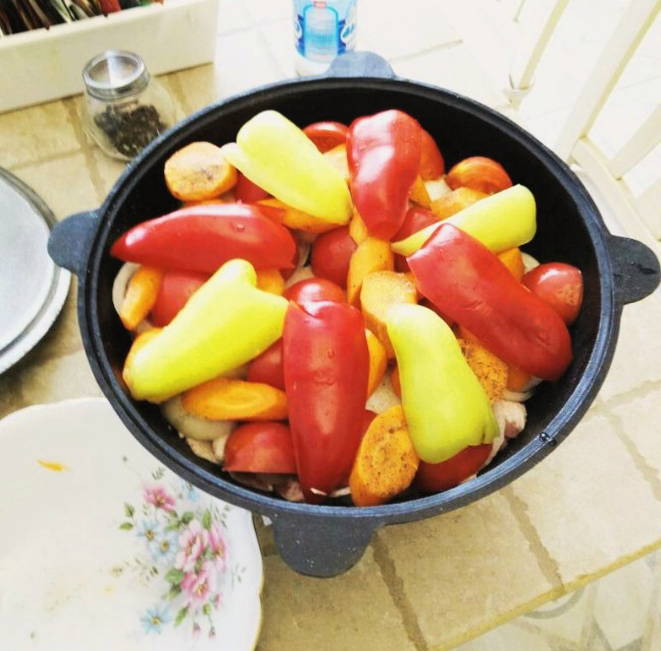 Мясо с овощами в собственном соку в казане