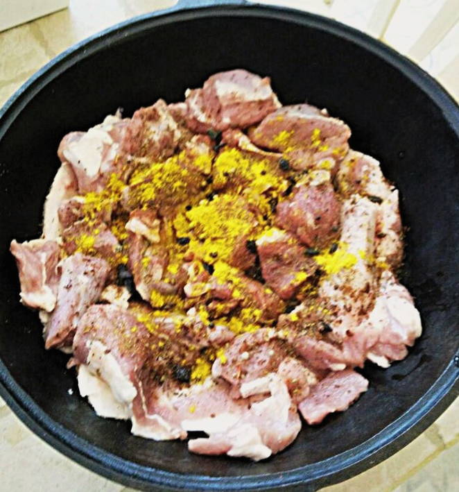 Мясо с овощами в собственном соку в казане