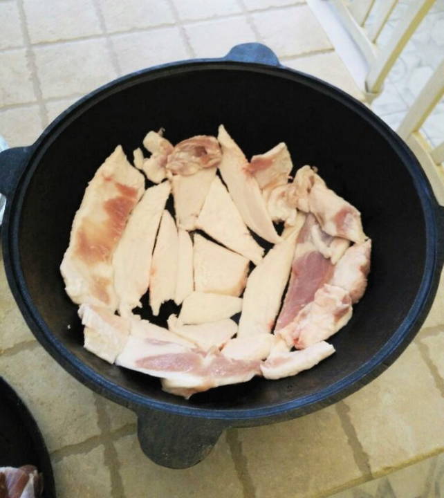 Мясо с овощами в собственном соку в казане