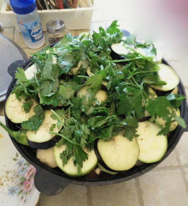 Мясо с овощами в собственном соку в казане