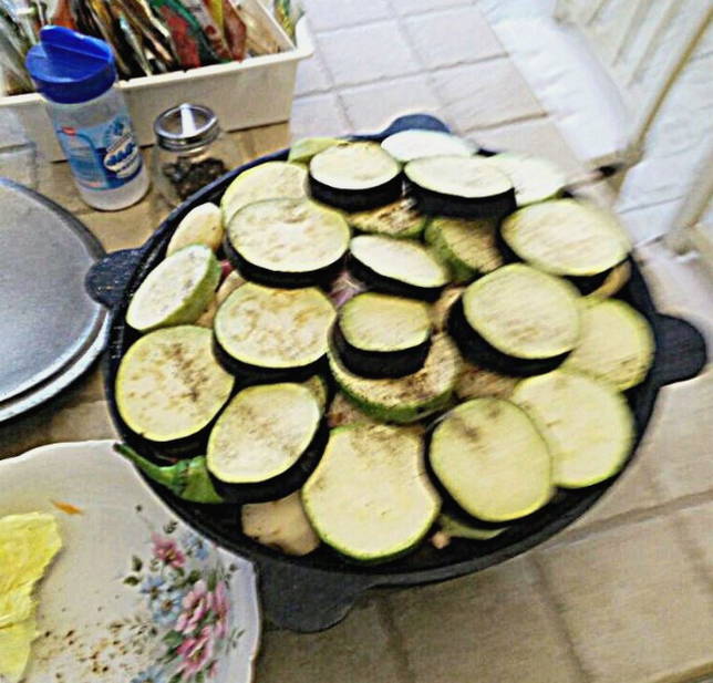 Мясо с овощами в собственном соку в казане