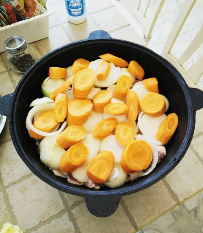 Мясо с овощами в собственном соку в казане