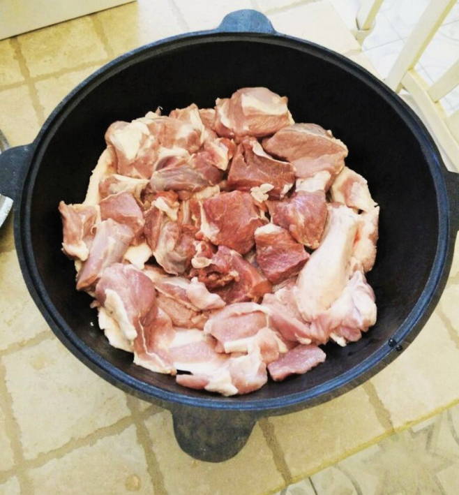 Мясо с овощами в собственном соку в казане