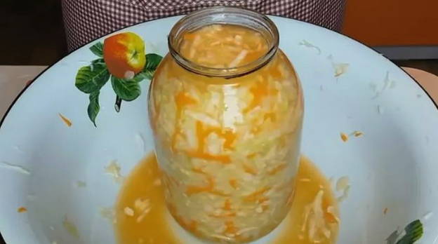 Квашеная капуста с морковью в собственном соку в банке на зиму
