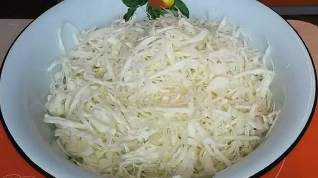Квашеная капуста с морковью в собственном соку в банке на зиму