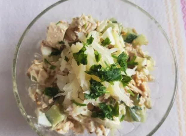 Мясной салат со свежими огурцами