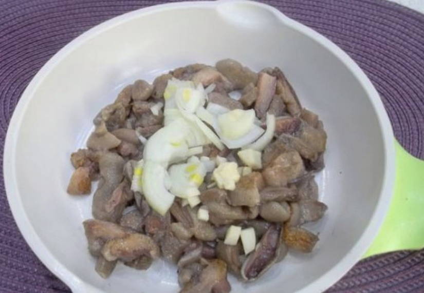 Пельмени с грибами в горшочках в духовке