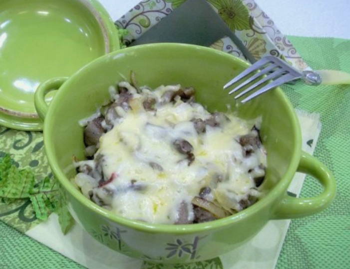 Пельмени с грибами в горшочках в духовке