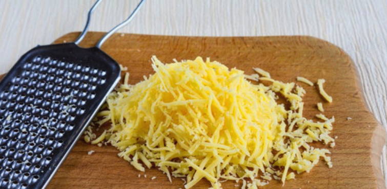 Пельмени с сыром в горшочках в духовке