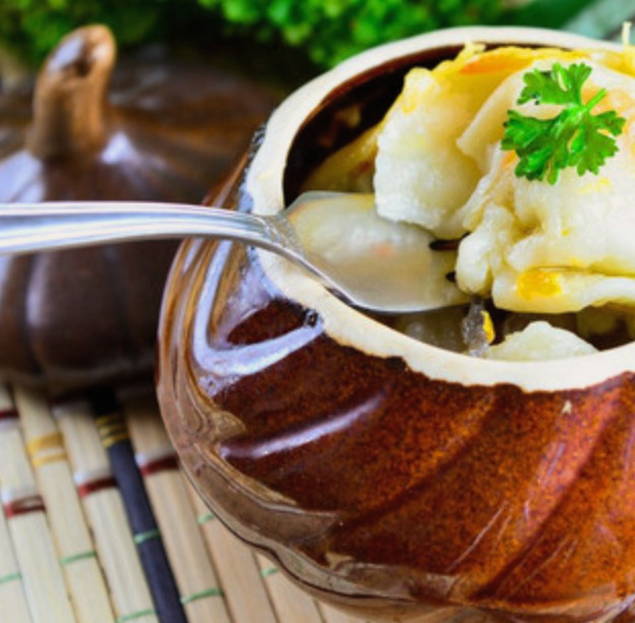Пельмени с сыром в горшочках в духовке