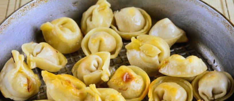 Пельмени с сыром в горшочках в духовке
