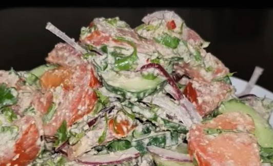 Классический грузинский салат с грецкими орехами, помидорами и огурцами