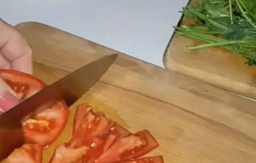 Классический грузинский салат с грецкими орехами, помидорами и огурцами