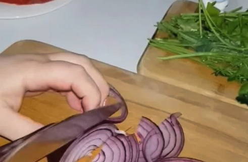 Классический грузинский салат с грецкими орехами, помидорами и огурцами