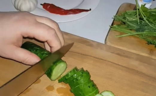 Классический грузинский салат с грецкими орехами, помидорами и огурцами