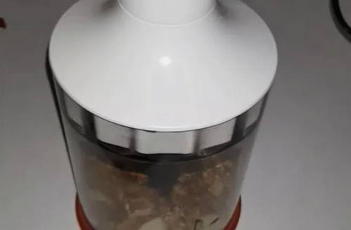 Классический грузинский салат с грецкими орехами, помидорами и огурцами