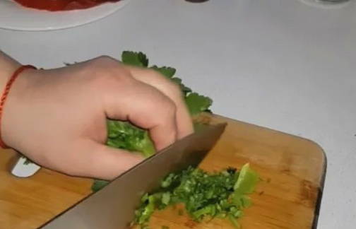 Классический грузинский салат с грецкими орехами, помидорами и огурцами