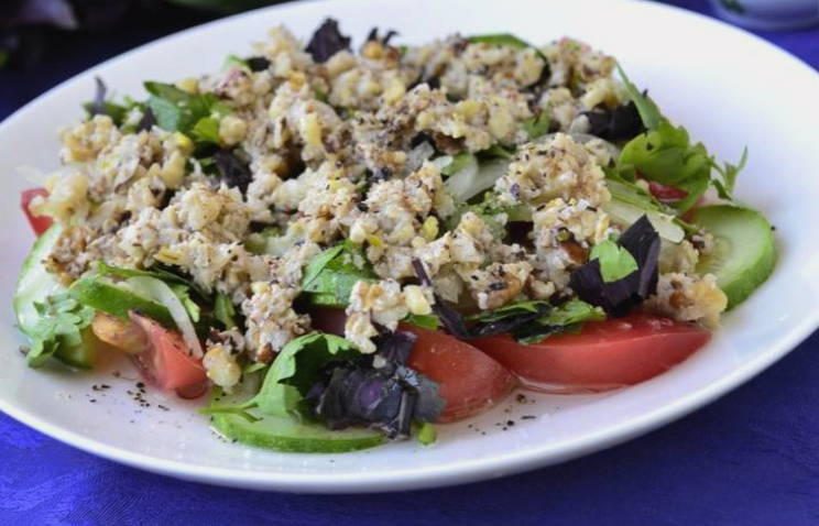 Грузинский салат с грецкими орехами, помидорами, огурцами и зеленью