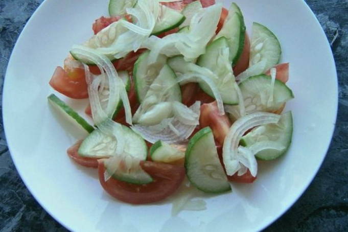 Грузинский салат с грецкими орехами, помидорами, огурцами и зеленью