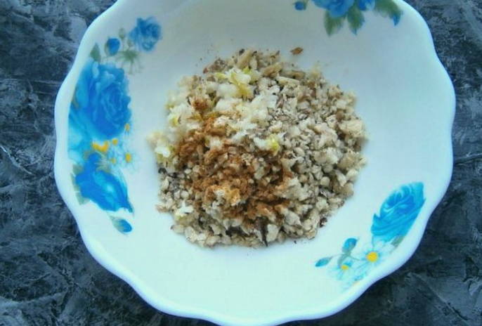 Грузинский салат с грецкими орехами, помидорами, огурцами и зеленью