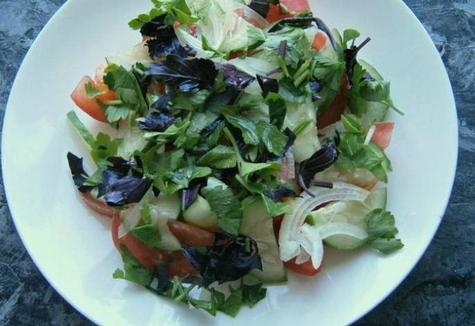 Грузинский салат с грецкими орехами, помидорами, огурцами и зеленью