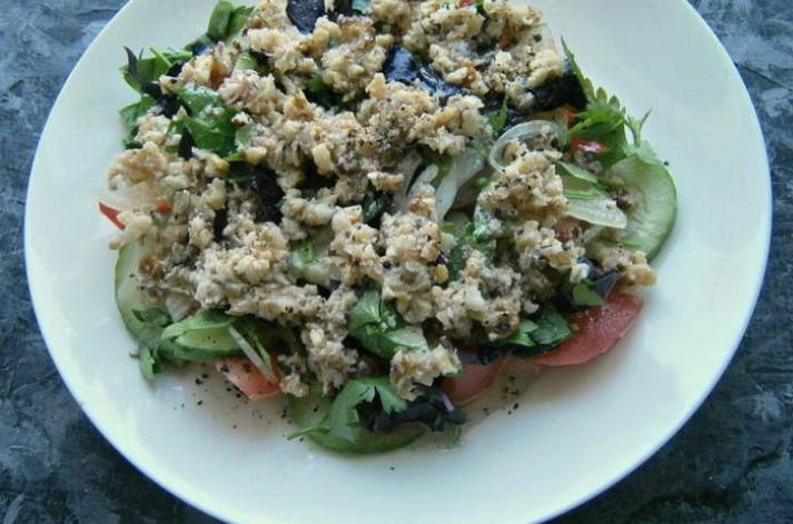 Грузинский салат с грецкими орехами, помидорами, огурцами и зеленью