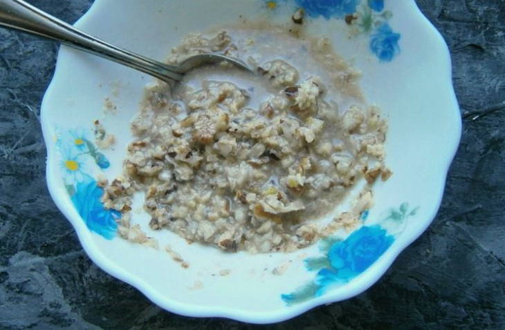 Грузинский салат с грецкими орехами, помидорами, огурцами и зеленью