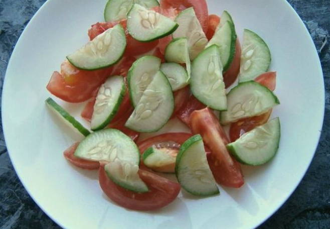 Грузинский салат с грецкими орехами, помидорами, огурцами и зеленью