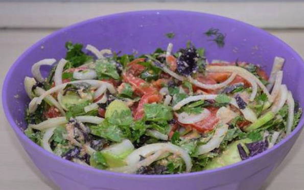 Грузинский салат с грецкими орехами, помидорами и огурцами