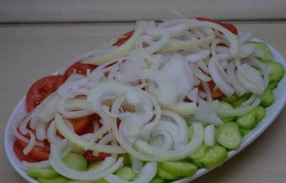 Грузинский салат с грецкими орехами, помидорами и огурцами