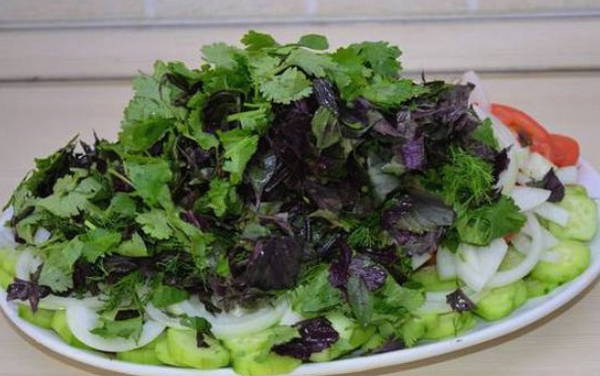 Грузинский салат с грецкими орехами, помидорами и огурцами