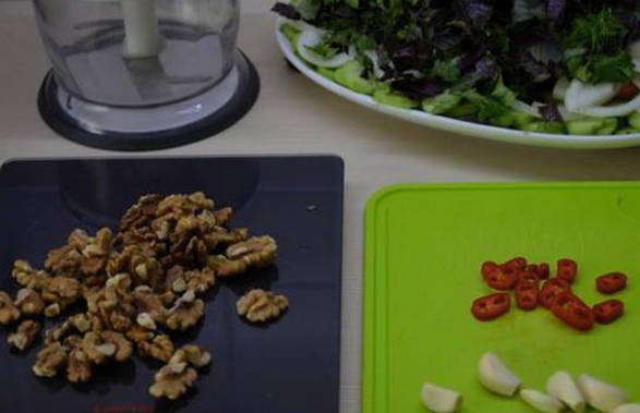 Грузинский салат с грецкими орехами, помидорами и огурцами