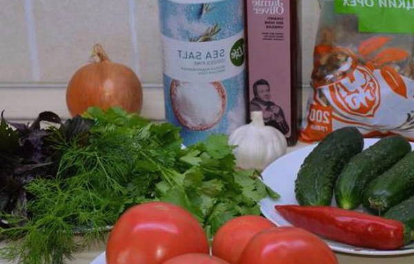 Грузинский салат с грецкими орехами, помидорами и огурцами