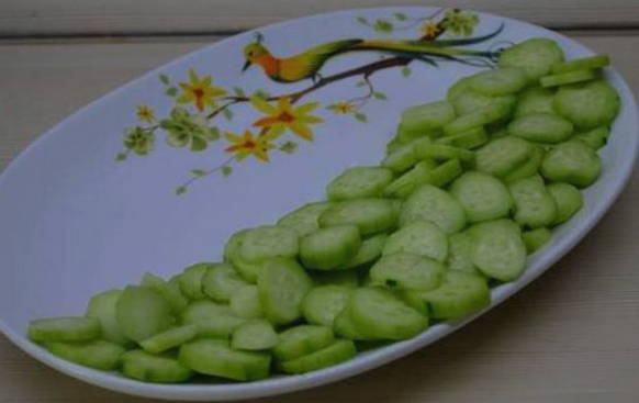 Грузинский салат с грецкими орехами, помидорами и огурцами