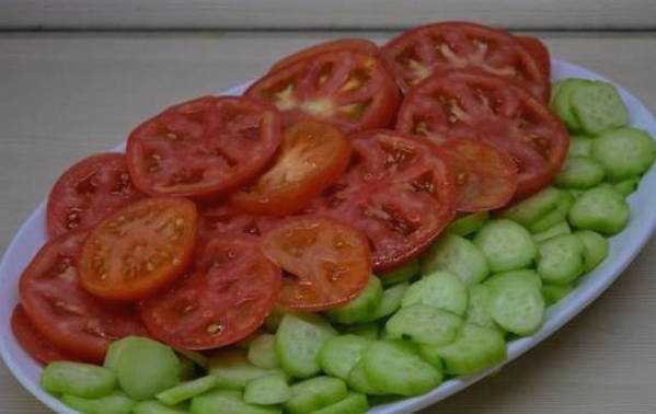 Грузинский салат с грецкими орехами, помидорами и огурцами