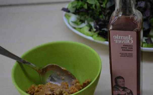 Грузинский салат с грецкими орехами, помидорами и огурцами