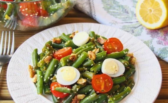 Горячий салат со стручковой фасолью
