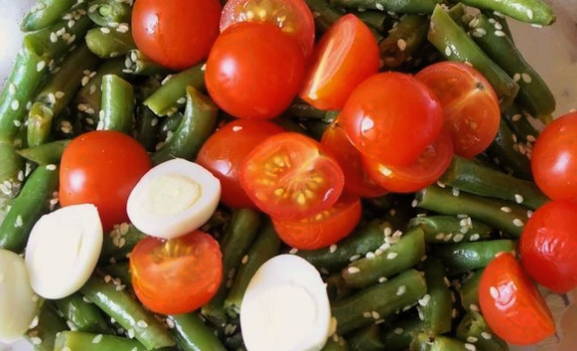 Горячий салат со стручковой фасолью