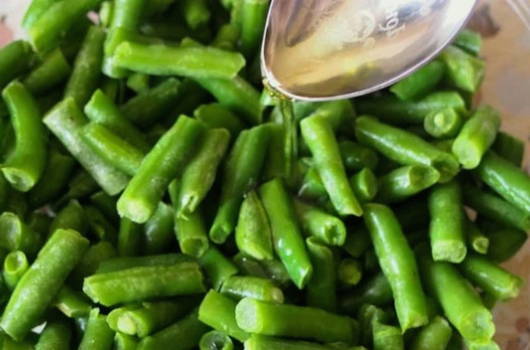 Горячий салат со стручковой фасолью