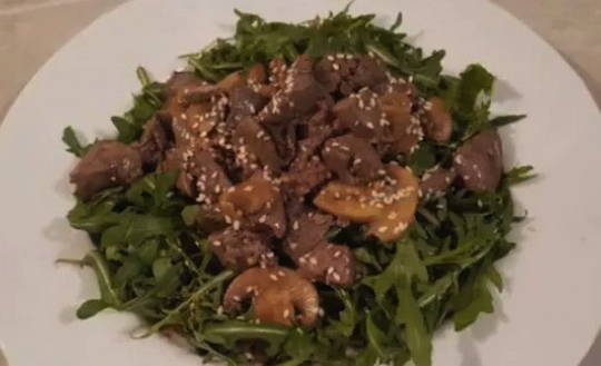 Горячий салат с печенью и рукколой