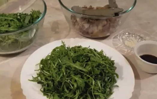 Горячий салат с печенью и рукколой