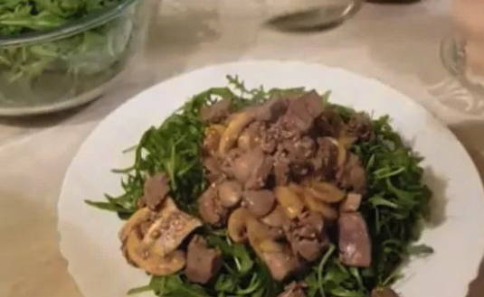 Горячий салат с печенью и рукколой