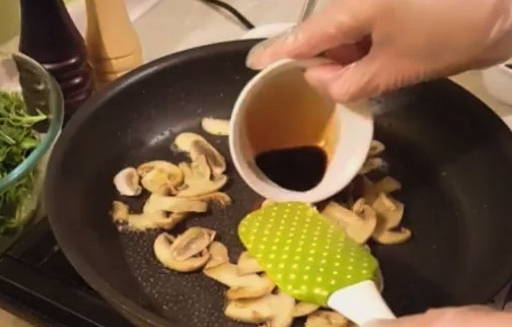 Горячий салат с печенью и рукколой