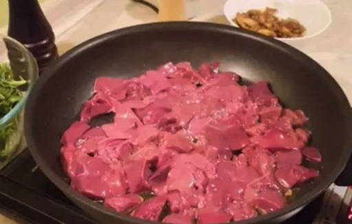Горячий салат с печенью и рукколой