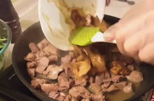 Горячий салат с печенью и рукколой