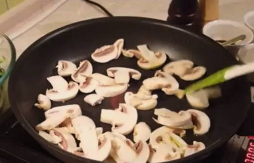 Горячий салат с печенью и рукколой