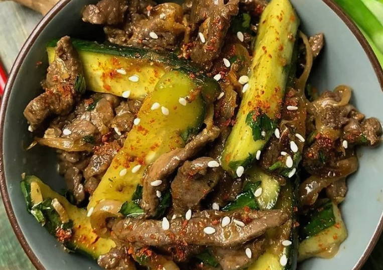 Азиатский салат с говядиной и огурцами