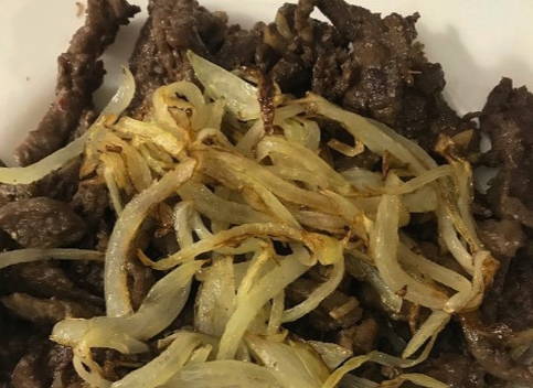 Азиатский салат с говядиной и огурцами